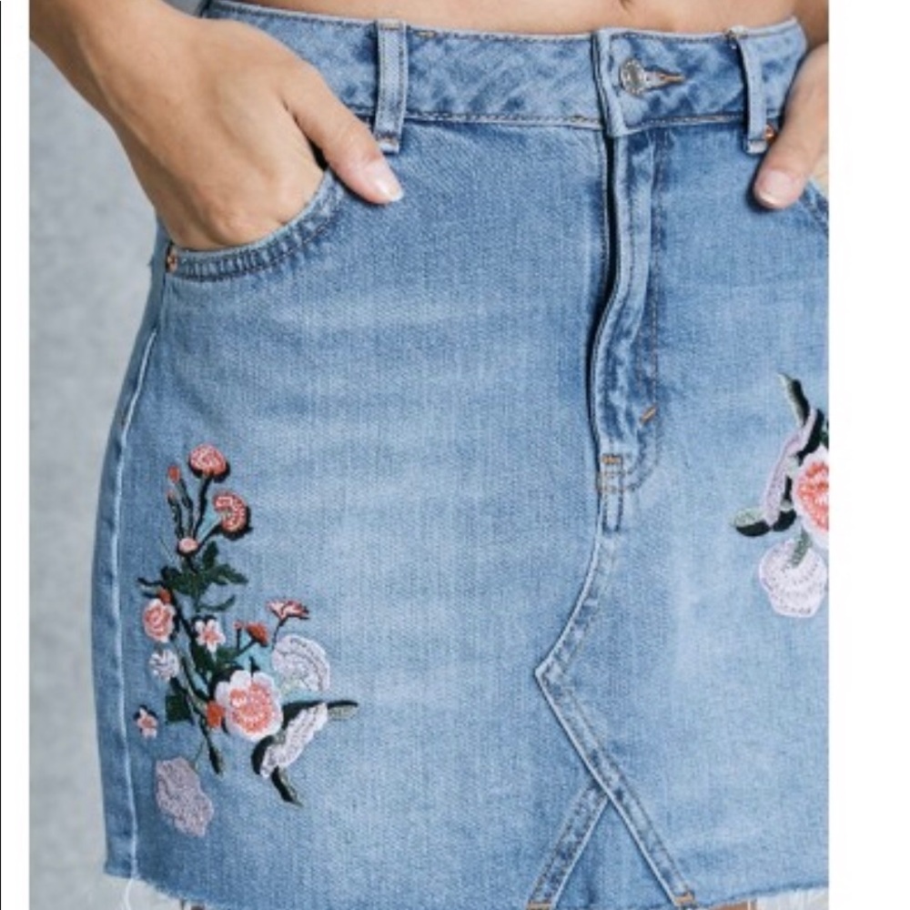 NEW TopShop Women’s Embroidered Floral Denim Skirt - Picture 2 of 7